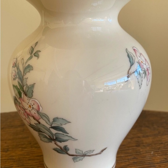 Lenox Serenade Medium Vase with 24K Gold Trim. - Picture 2 of 4